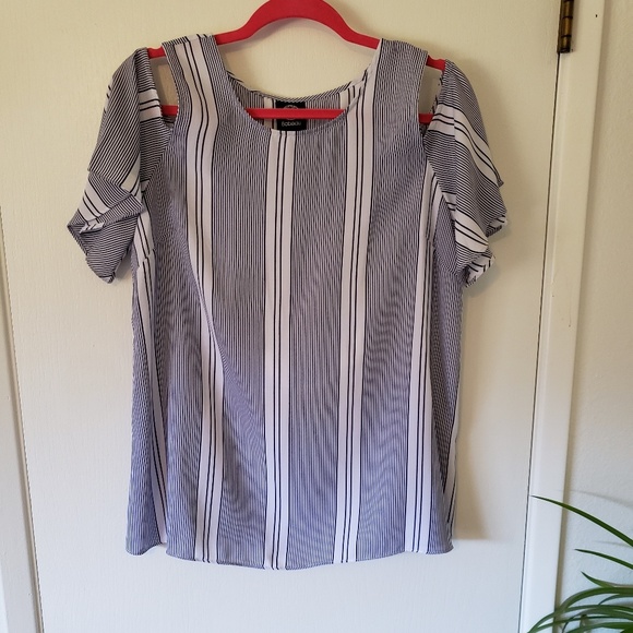 Bobeau  navy and white vertical stripe top. - Picture 1 of 6